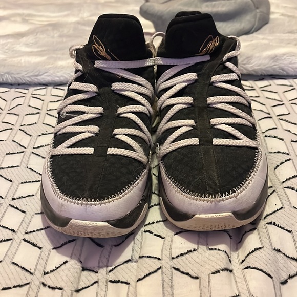 Lebron 17 basketball shoe, size 8 men, white/black/gold - Picture 3 of 4